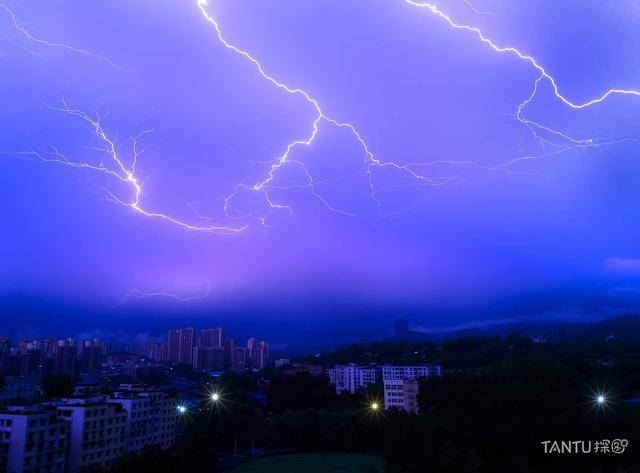 一个雷电交加的凌晨,轰隆隆的雷声,伴着哗啦啦的暴雨,令人无法入睡