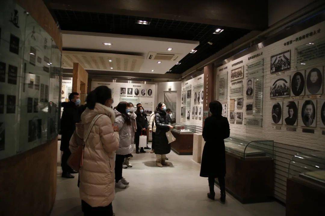 2020年12月18日交大附小青年党团员教师走进北京交通大学校史馆,开展
