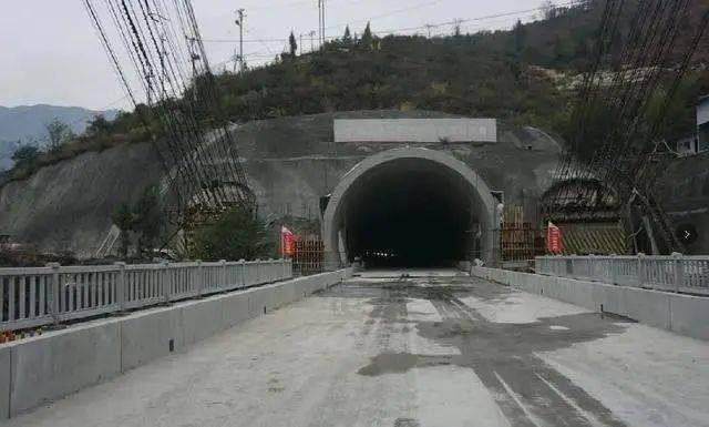 郑万铁路奉节段首节无砟轨道已全面施工,金盆隧道预计