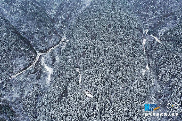 赏雪啦！这儿的山山岭岭银装素裹