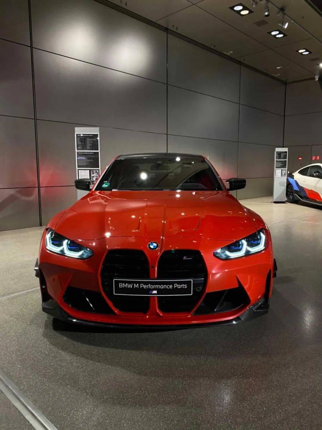 宝马世界最近展示了一辆多伦多红车漆的全新bmw m3(参数|图片),红色的