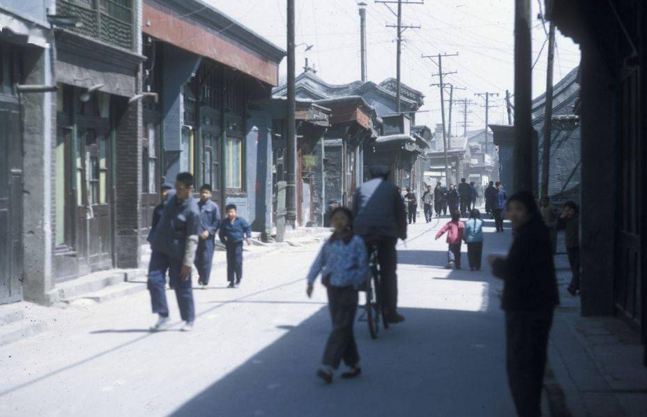 北京的一处街景,人们穿的衣服色调相对还比较单一1972年的北京长安街