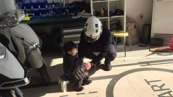 2岁女童抱奶瓶仅穿内衣独自走在冬日街头，民警