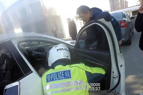 2岁女童抱奶瓶仅穿内衣独自走在冬日街头，民警