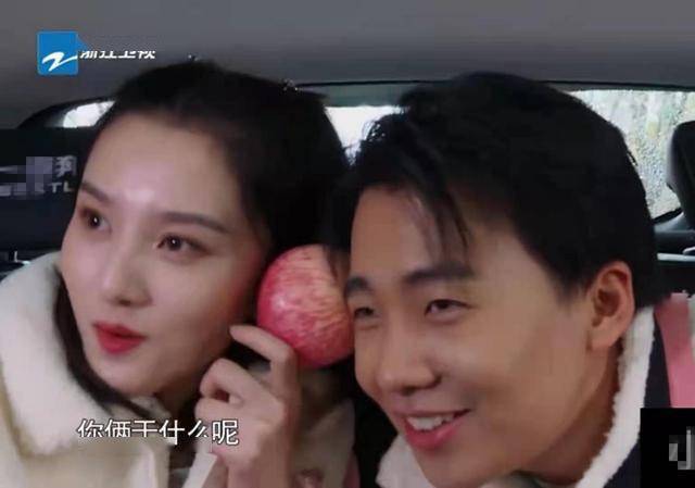 郑恺郭麒麟同桌喝酒时,宋祖儿一脸娇羞的初恋表情,清纯又可爱