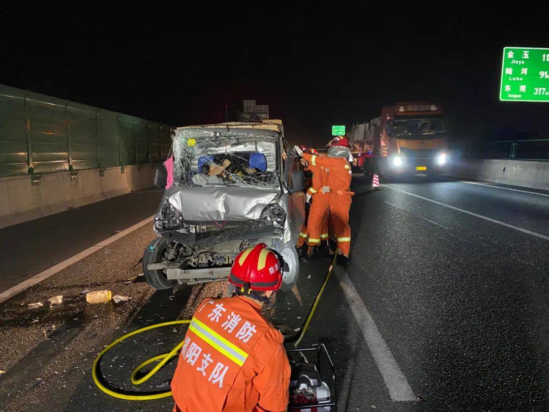 大连发生重大车祸 一路虎撞飞7名学生-搜狐汽车