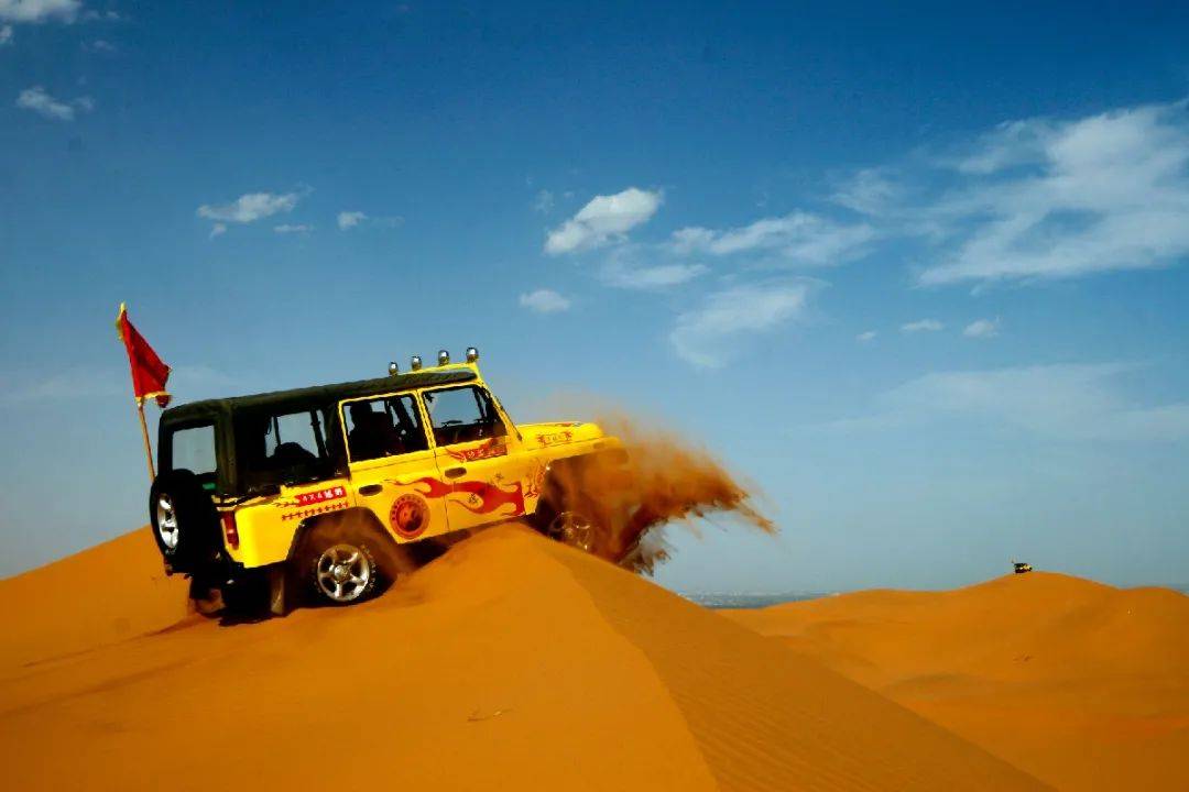 沙坡头旅游景区位于宁夏中卫市区以西16公里,地处中国第四大沙漠