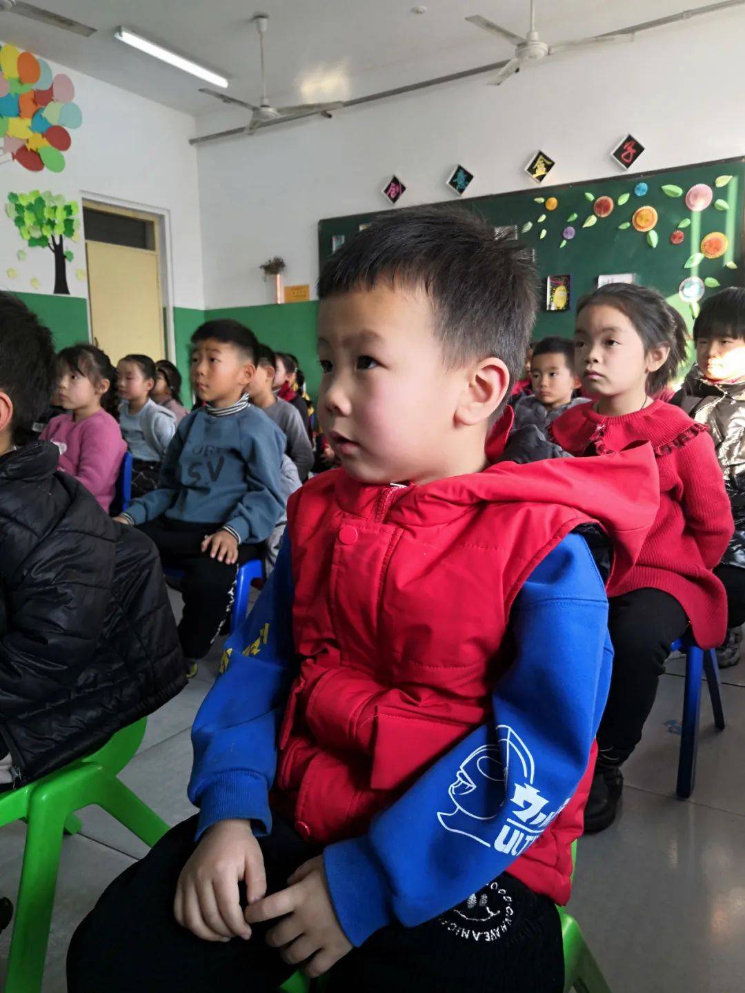 赵咫陌,杜金宥,李睿祎四位小朋友成了辛集市范家庄小学的"小明星"