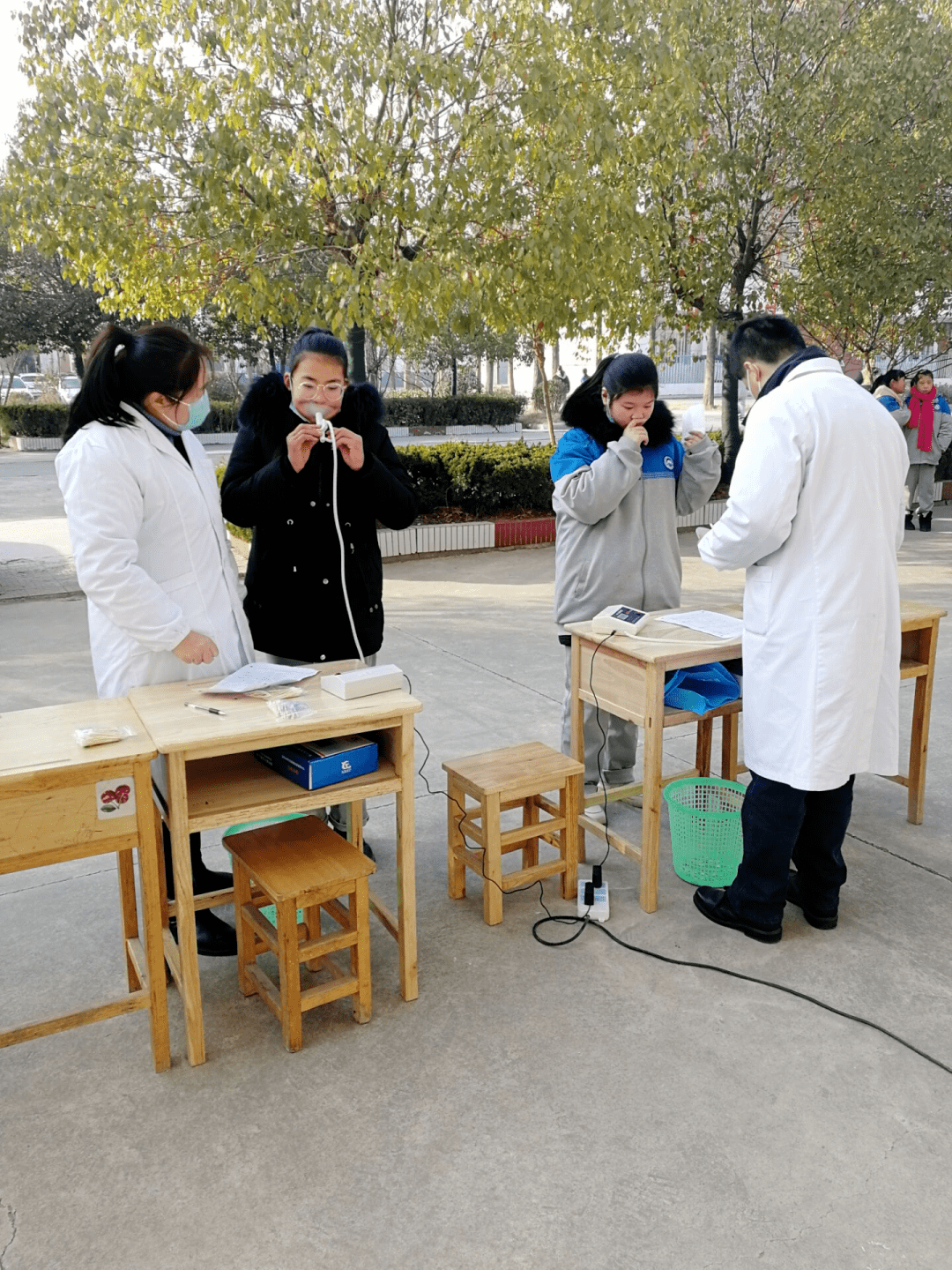 温泉镇第二卫生院开展中小学生健康体检工作