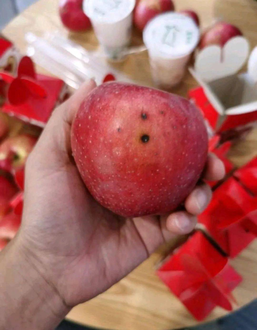 烂 苹 果发霉苹果更让街坊难以接受的是,该水果商贩的态度,并没有一