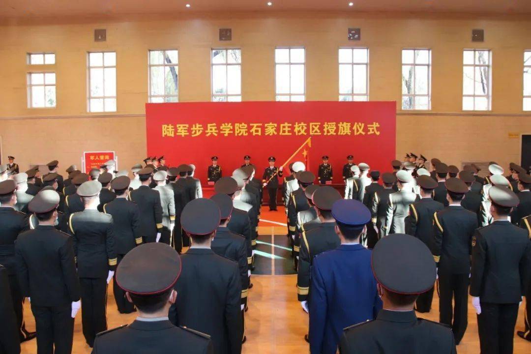 最后,授旗仪式在雄壮的《中国人民解放军军歌》中结束.