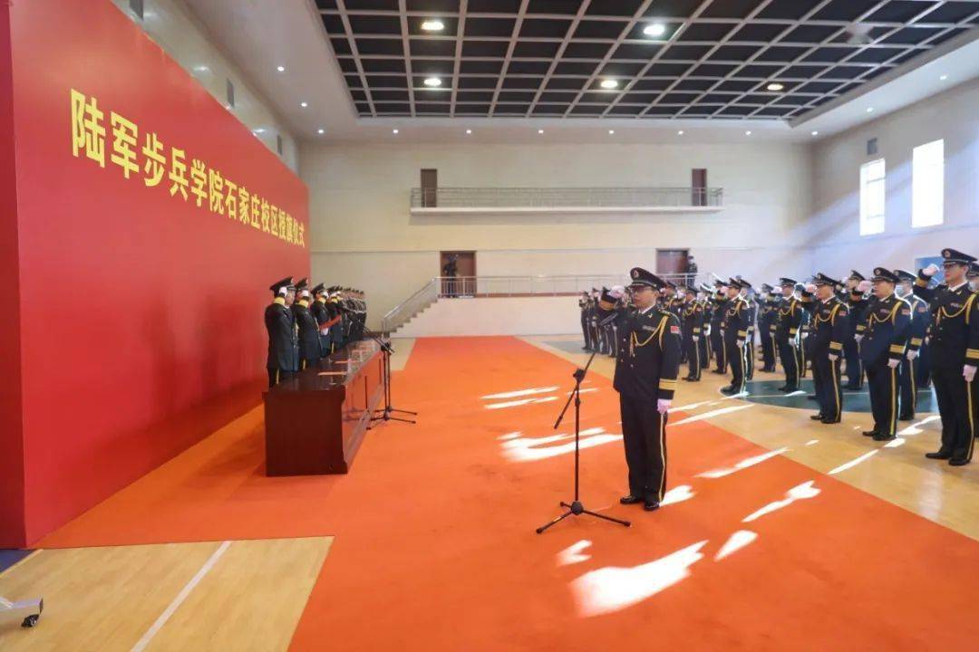 最后,授旗仪式在雄壮的《中国人民解放军军歌》中结束.