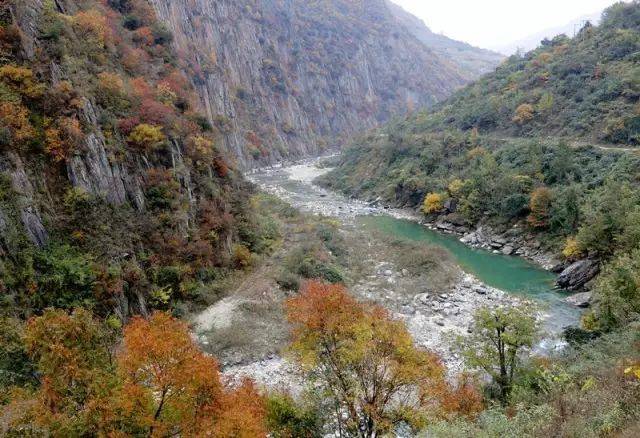 范坝的美景,似乎毫不以初冬为意,看那峰峦叠嶂,碧水如镜,两岸层林尽染