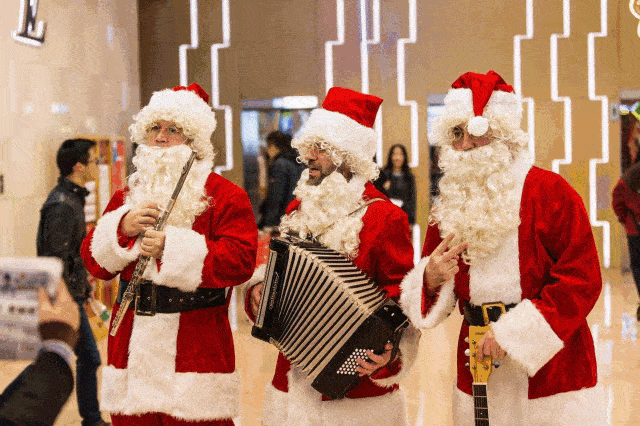 圣诞巡游送礼物 圣诞老人背着他的红色袋子 给梦粉们派发礼物啦 没错