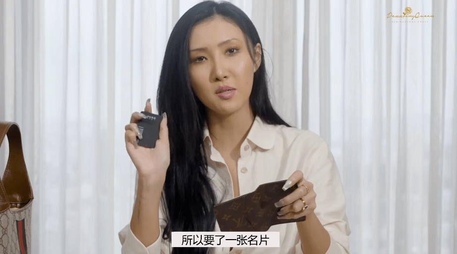 我特别喜欢看各路明星艺人的翻包视频比如留着生活痕迹的小票,充满