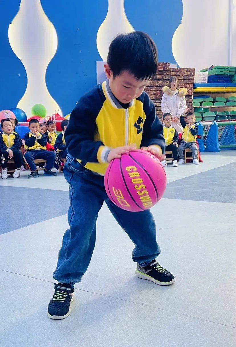 嘭嘭嘭拍起来新城幼儿园中班二组拍皮球活动