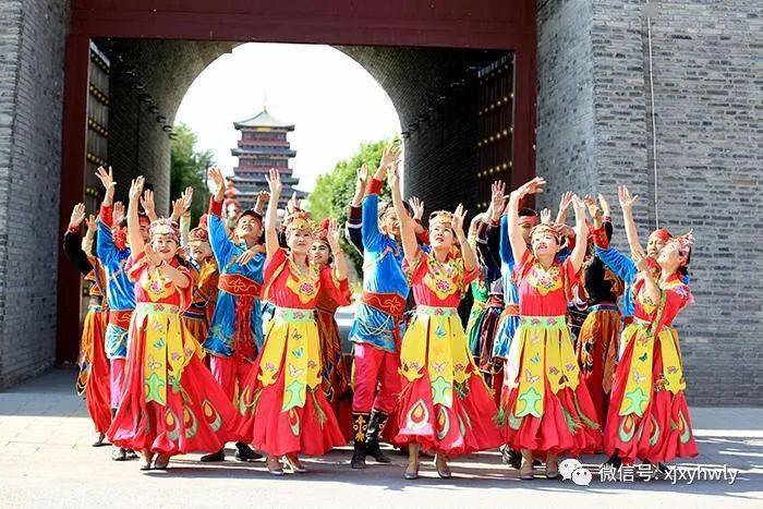 西迁节(四一八)是 二百多年来锡伯族人民的民族传统节日,锡伯民族的西