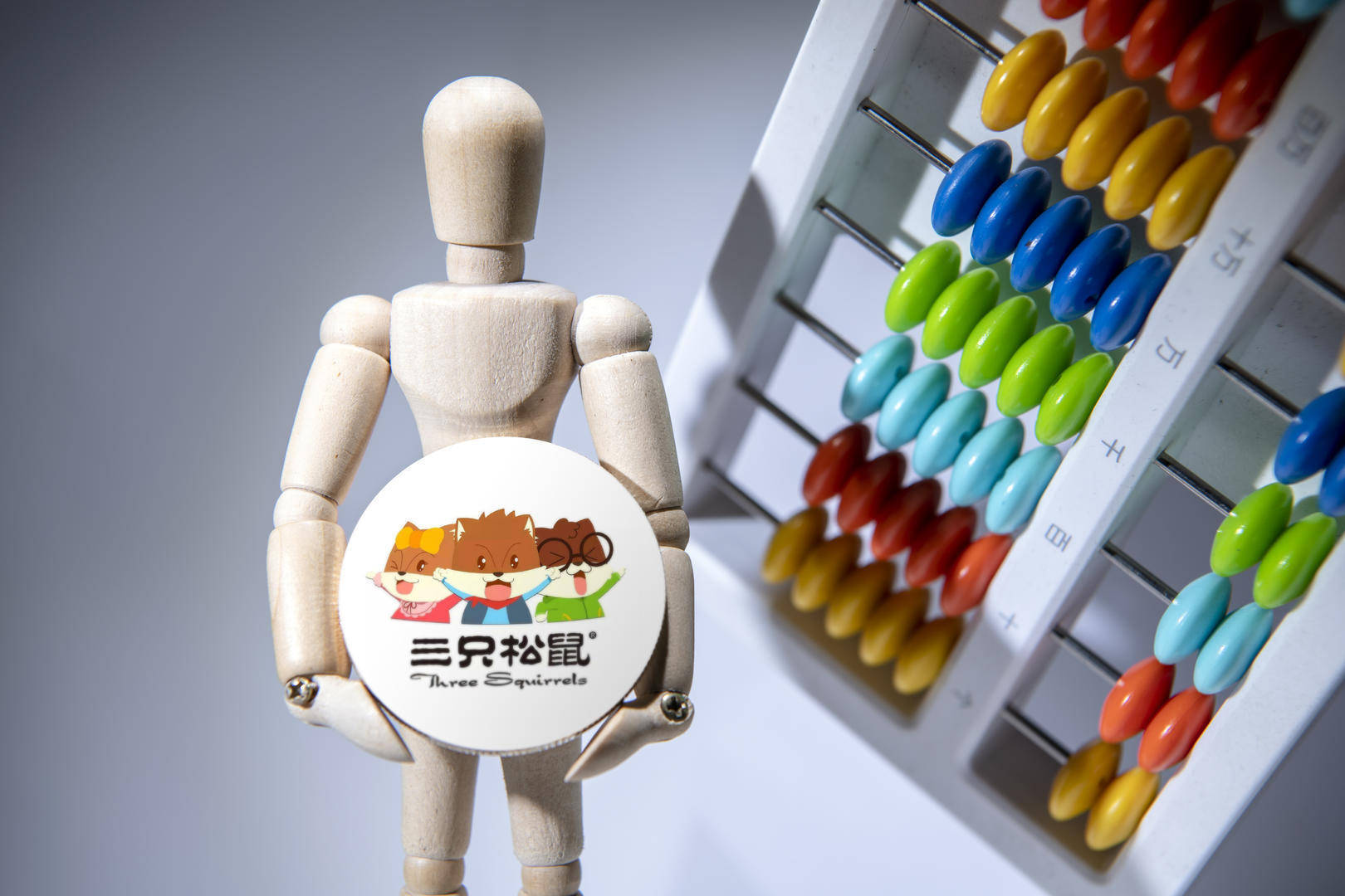 股价在蹲,资本在退,三只松鼠在线上线下左右为难