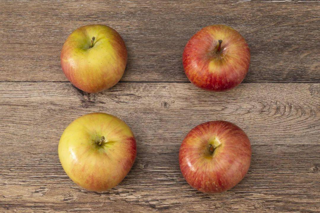 果。大概1斤多点的苹果,拢共4个,并且大小不一,颜色也都不是很漂亮。