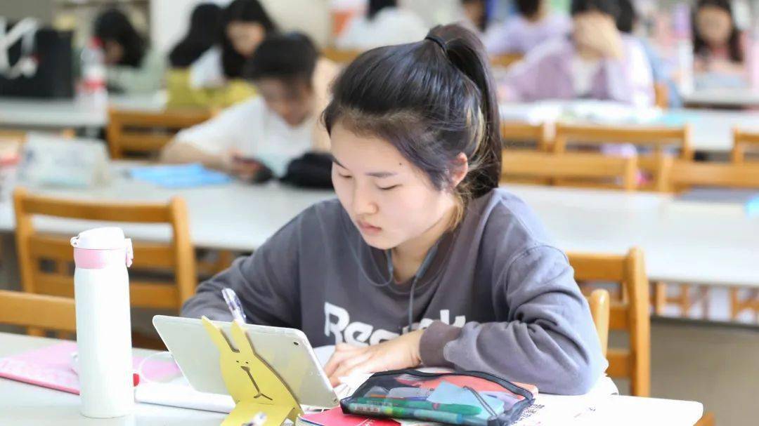 投稿截图 推文页面 一卡通学生证图片来源 | 百度百科 广外艺电视台校