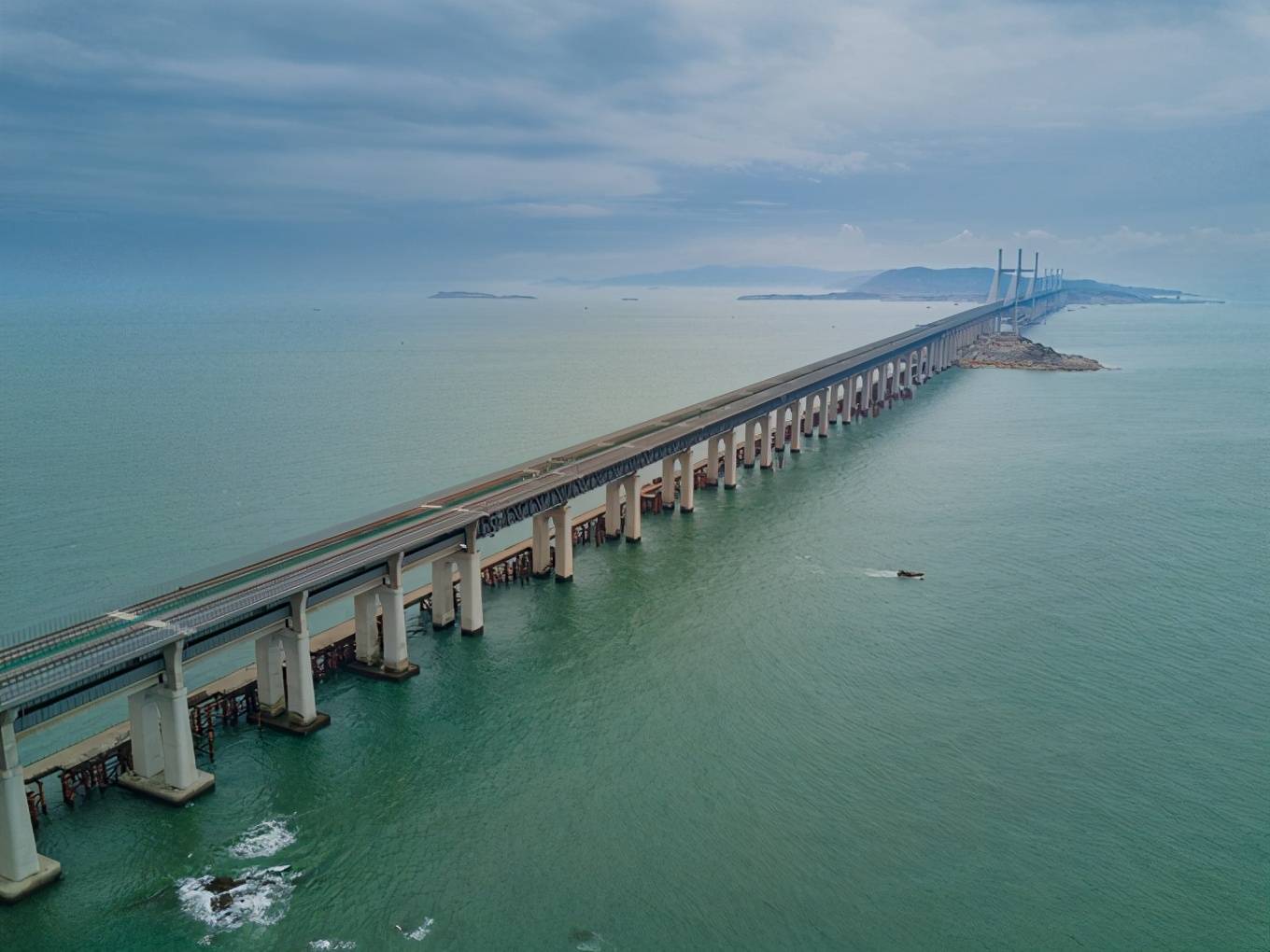 攻克"世界级"建桥难题,中国首座公铁两用跨海大桥投用