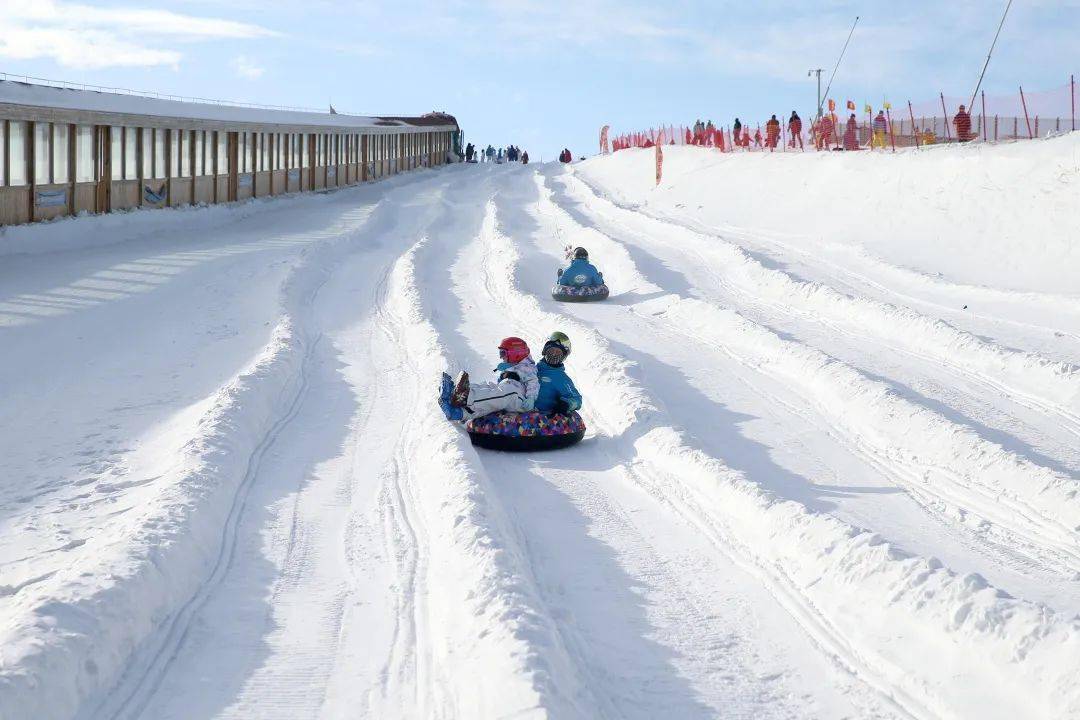 儿童无动力戏雪区也是玩法超多雪地滑车,挖掘机,漂移车.