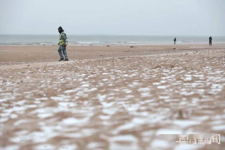 北风夹杂着雪花进一步拉低气温 已导致沙滩表面结冰