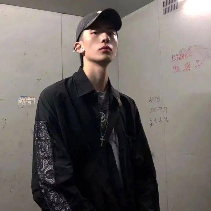 最近很火的图片男 72f64aa7a57f4bb4baf6187913d7b154.jpeg