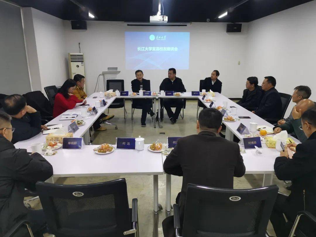 校友会副会长伍安军,李羡军,农学分会联络员何广文以及校友代表杨发新