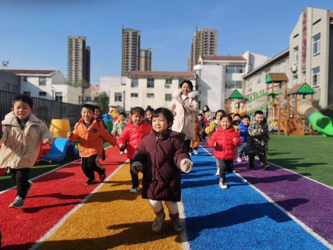 东港区实验幼儿园跳出童年最美好的瞬间日照市市级机关曙光幼儿园让