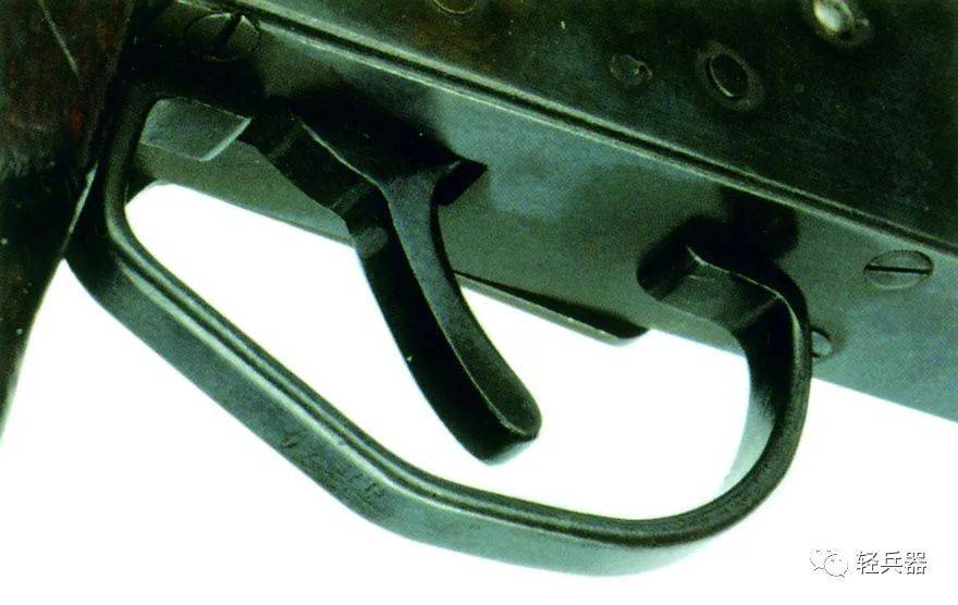 扳机和扳机护圈设计简单,均采用钢板冲压加工而成