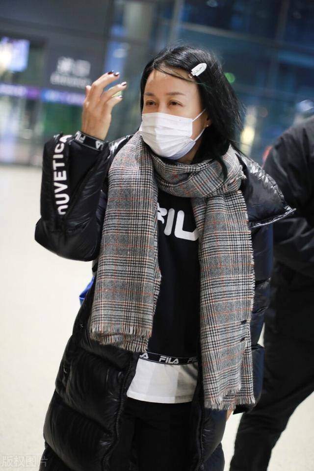 那英低调现身机场短发佩戴发卡有少女模样