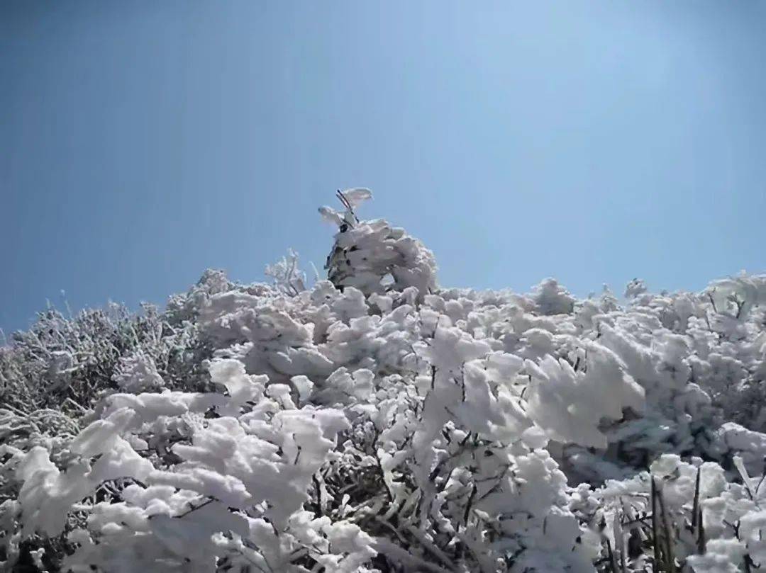 天台山上雪照云光