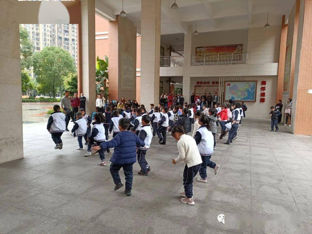 赴幸福之约伴孩子成长记龙岩市第二实验小学家长开放周活动