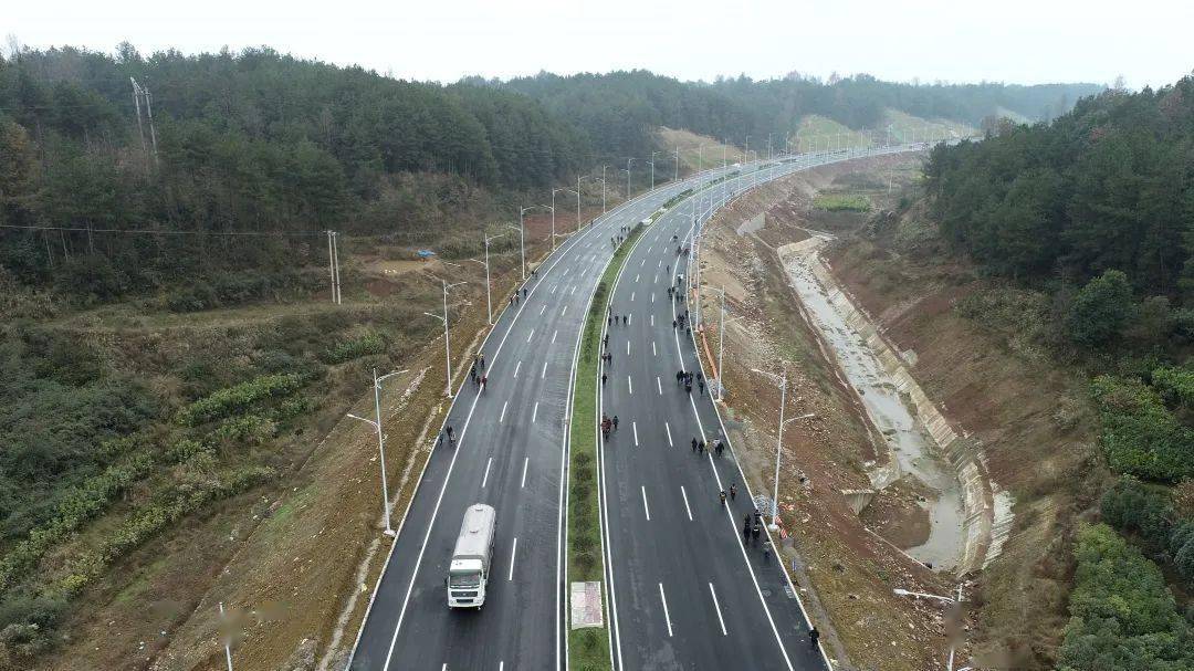 龙山大道于今天正式通车!县内规格最高的双向六车道!