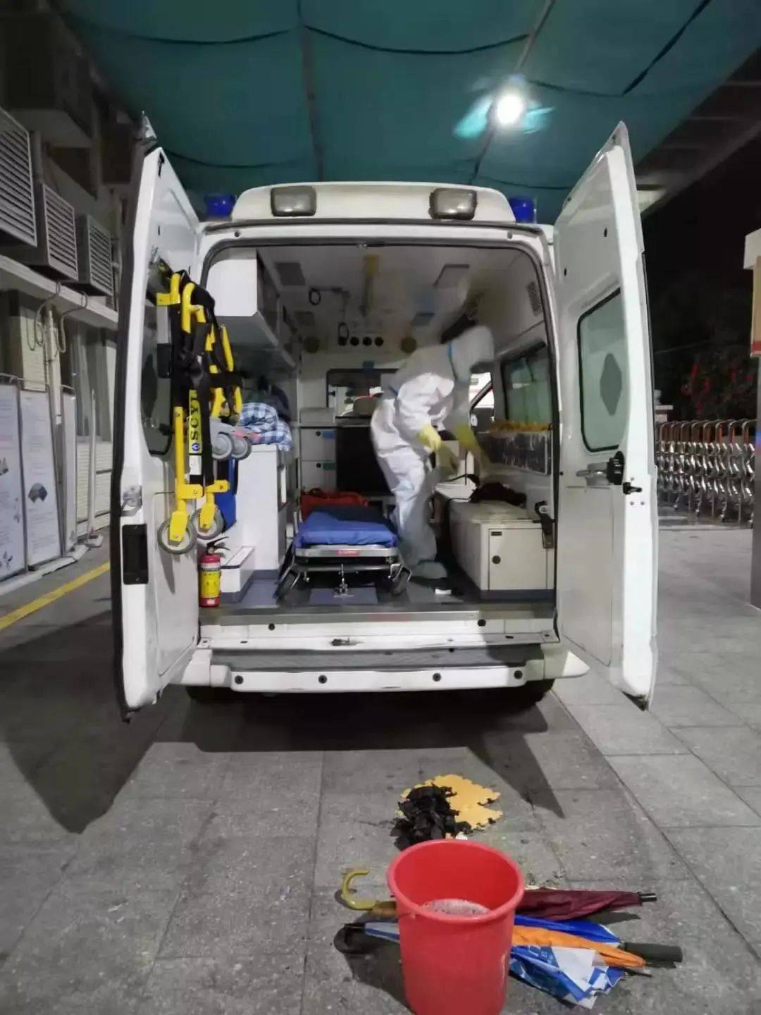 救护车警察马猜成语_救护车卡通图片(3)