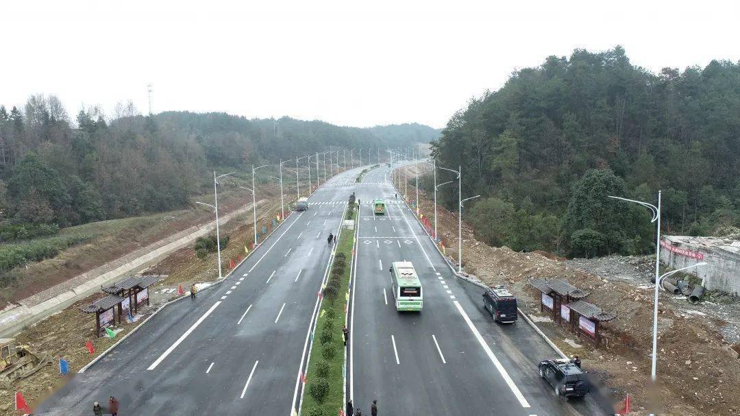 龙山大道于今天正式通车!县内规格最高的双向六车道!