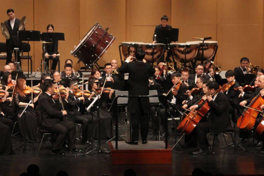 演出回顾东方交响乐团2021年新年音乐会辞旧迎新在交响乐中拥抱新春的
