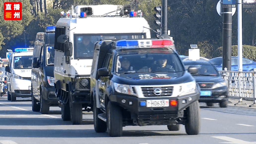 这支帅气的巡逻队伍由特警特种车,武警武装车,特警ptu冲锋车,特警巡逻