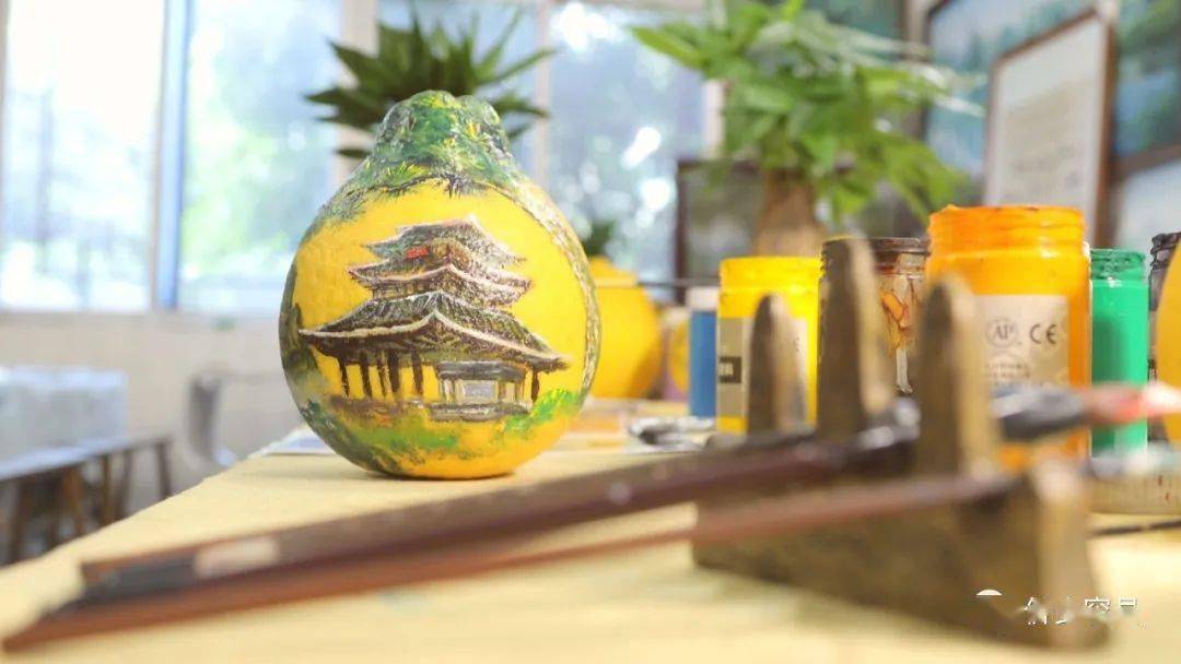 从小就喜欢画画的她,擅长水彩画,但第一次知道柚子也可以用来作画后