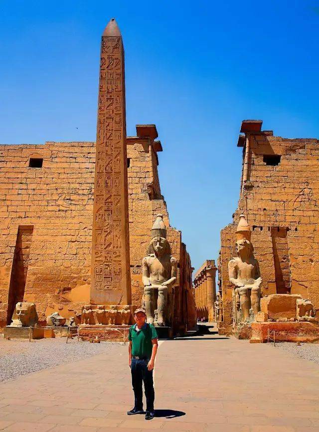 5大门外6存世几千年的神庙大门7高14米的拉美西斯二世坐像8方尖碑9