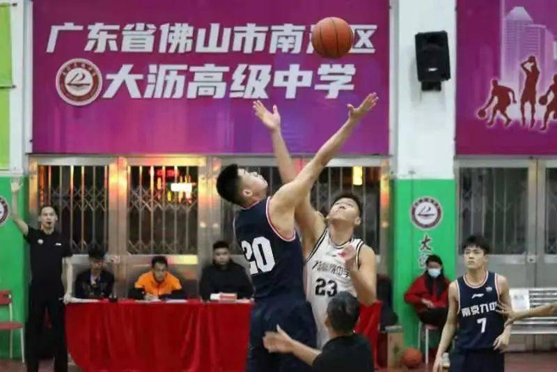 1月2日,龙狮篮球俱乐部运营副总裁吴杰桦,大沥高级中学校长丁启康