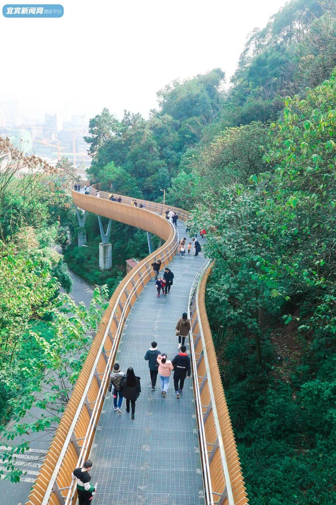 而现在,翠屏山又新建了气派的游客中心,而且再过不久,项目就会对外