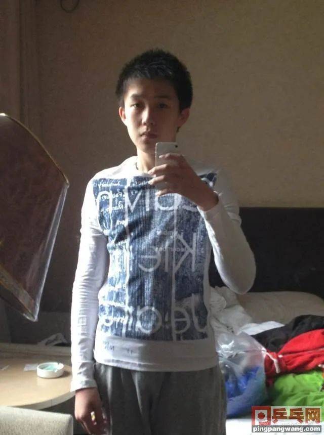 王楚钦则在微博晒出了自己的旧照,照片之中王楚钦面容稚嫩,身穿蓝色长