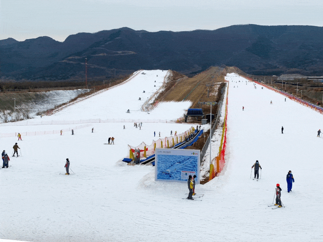 北京西山滑雪场造雪面积达13万平方米,最大落差121.5米,共有7条雪道.