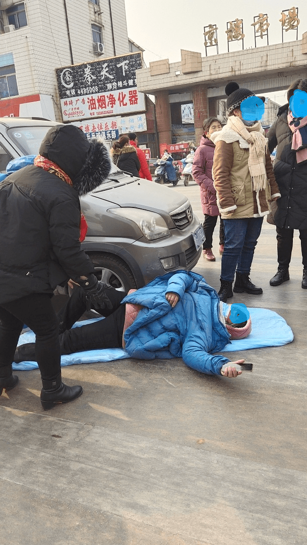 京楼市场前一女子被撞躺地不起!一问原因,围观者直摇头