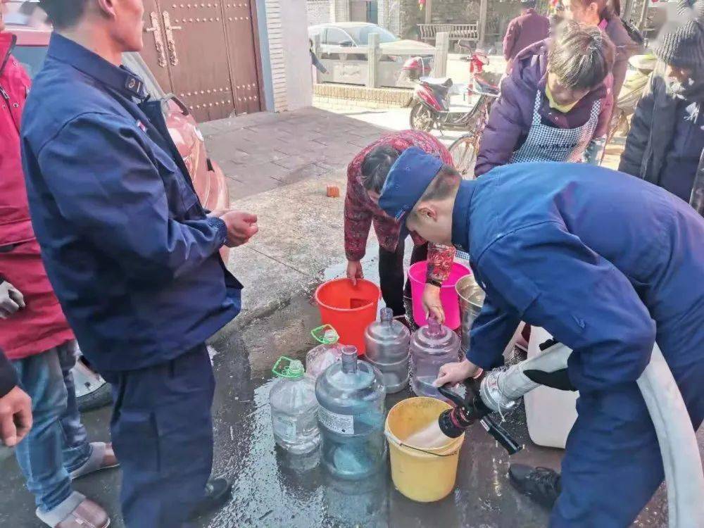 "水来了!"居民们相继拎着桶,端着盆,高高兴兴地排队领取生活用水.