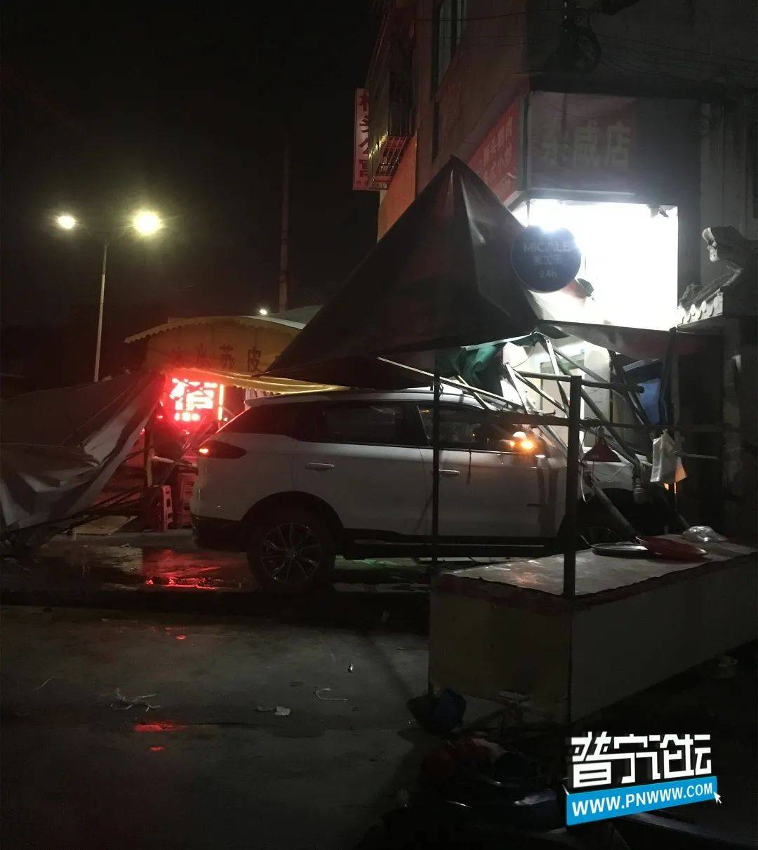 事故!普宁某处突发意外,一辆汽车撞进一商铺内