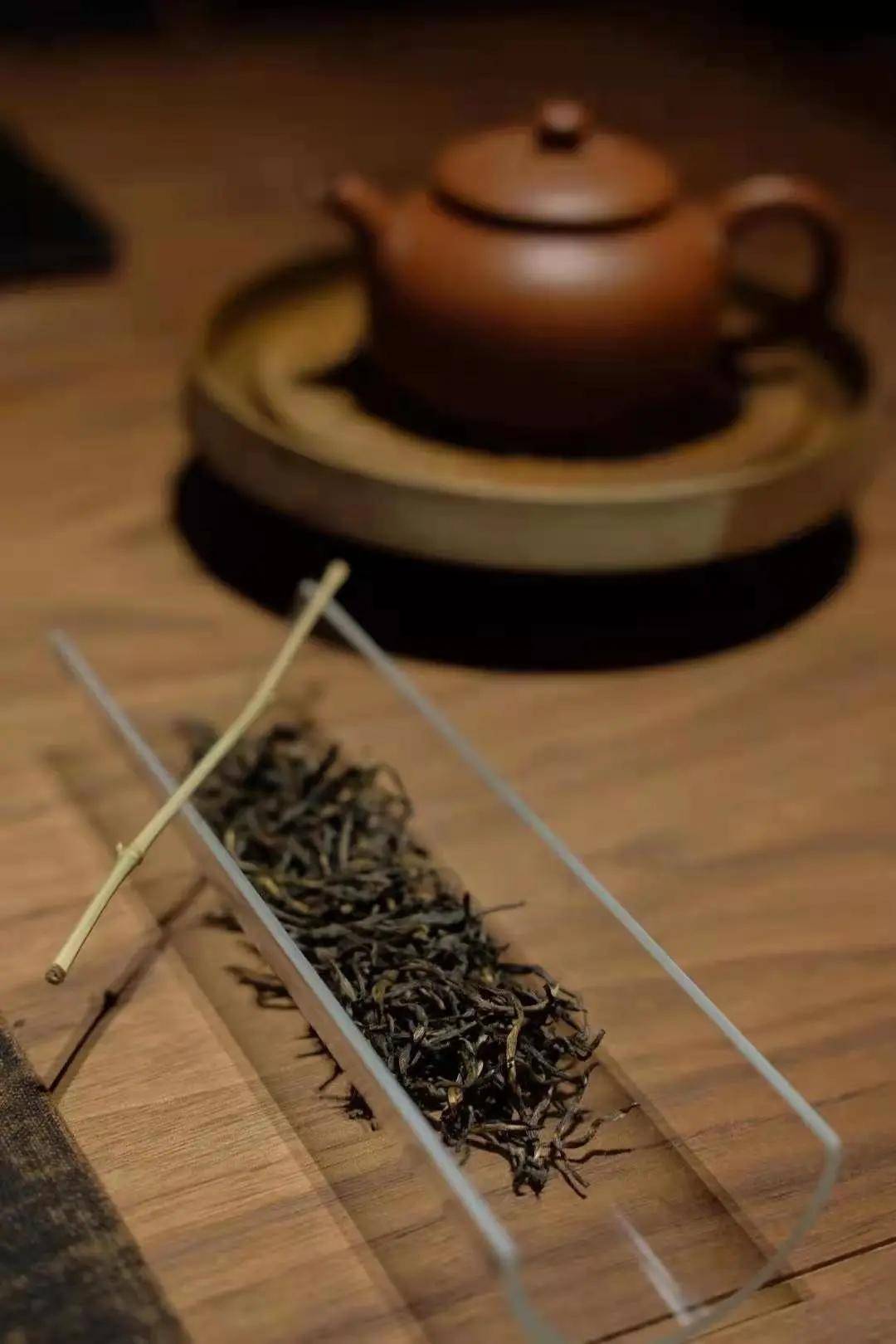 淡淡如禅的意境是茶给的,更是自己的心给的.轻品岁月,小酌