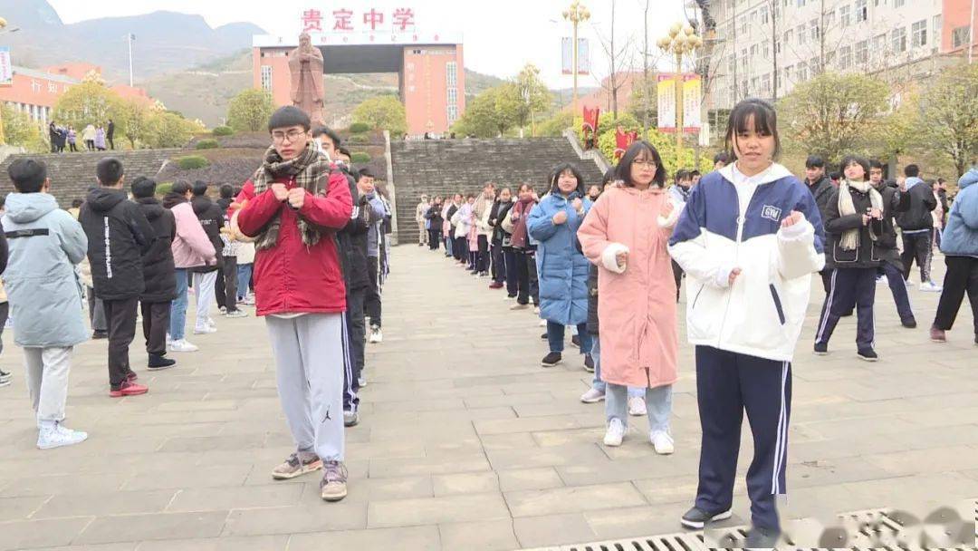 在课间休息时间观看了一场别具特色的武术展演小活力来到贵定中学日前